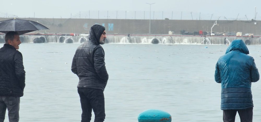 Dev dalgalar askerlerin kaldığı konteyneri denize sürükledi: 6 asker son anda kurtarıldı