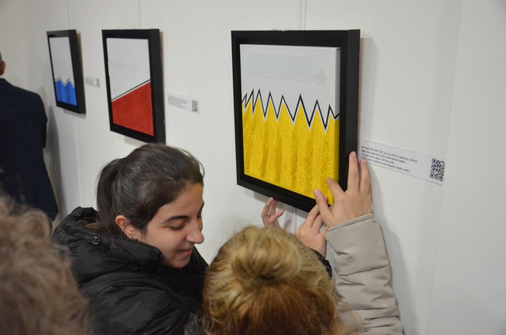 Görme engelliler, bu sergide renkleri dokunarak anlıyor