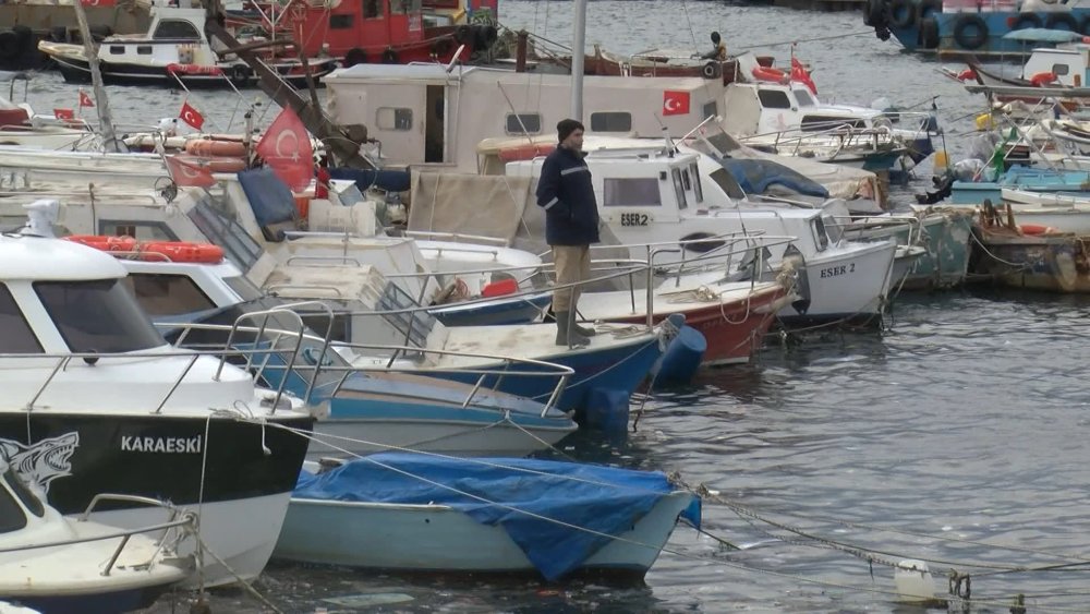 Kuvvetli rüzgar 3 tekneyi batırdı