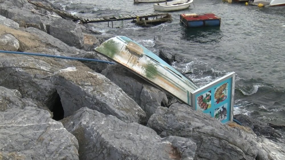 Kuvvetli rüzgar 3 tekneyi batırdı