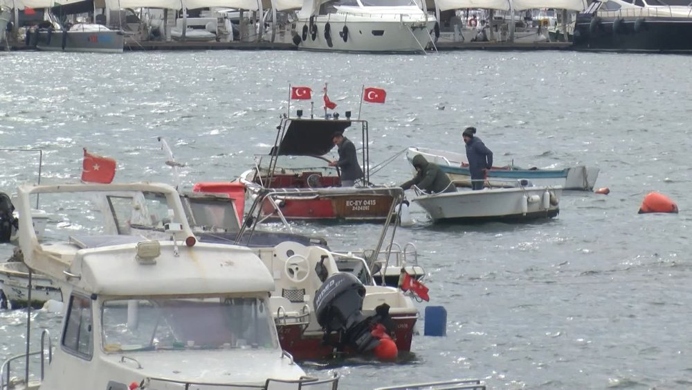 Kuvvetli rüzgar 3 tekneyi batırdı