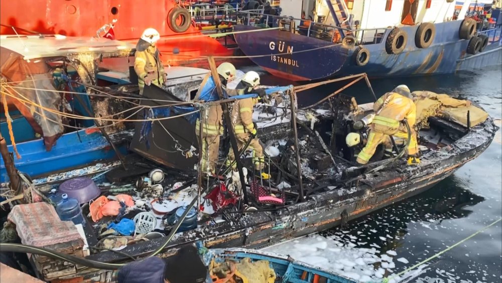 Sahildeki tekne alev alev yandı