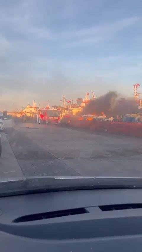 Sahildeki tekne alev alev yandı