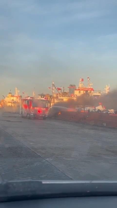 Sahildeki tekne alev alev yandı
