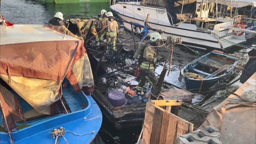 Sahildeki tekne alev alev yandı