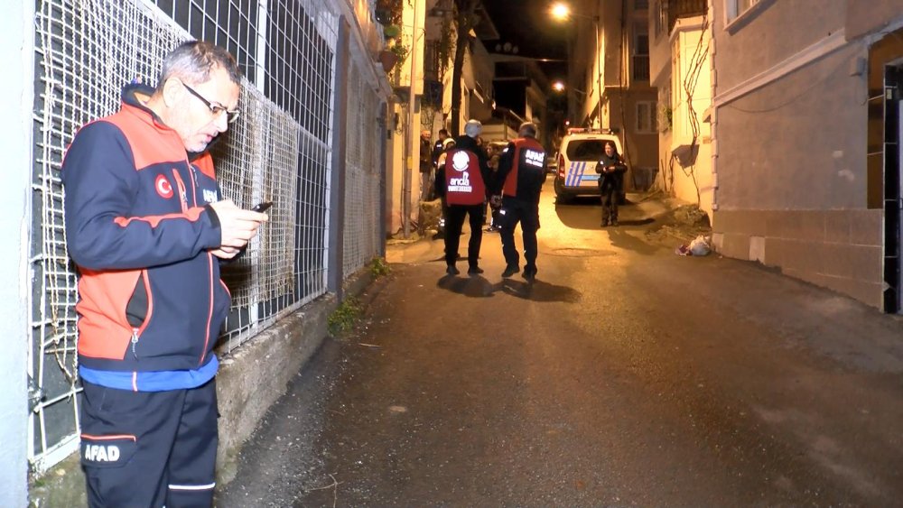 3 katlı binanın çatısı müstakil evin üstüne düştü