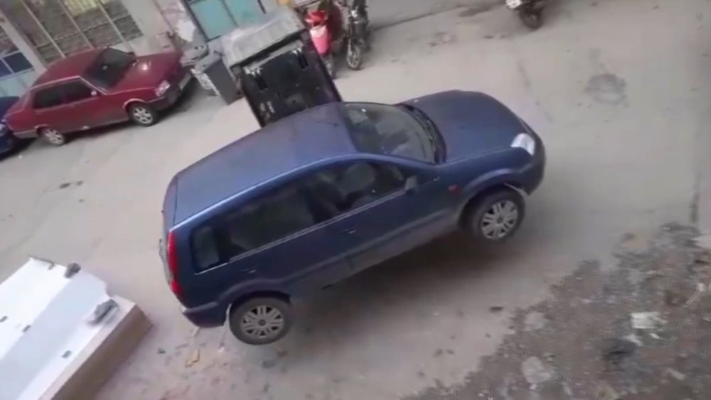 İş yerinin önünü kapatan otomobili forkliftle kaldırdı