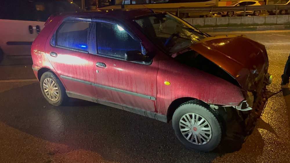 Otomobil, belediye otobüsüne çarptı