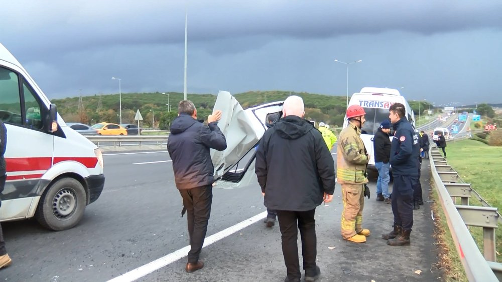 Servis minibüsü bariyerlere çarptı: 1'i ağır 6 yaralı