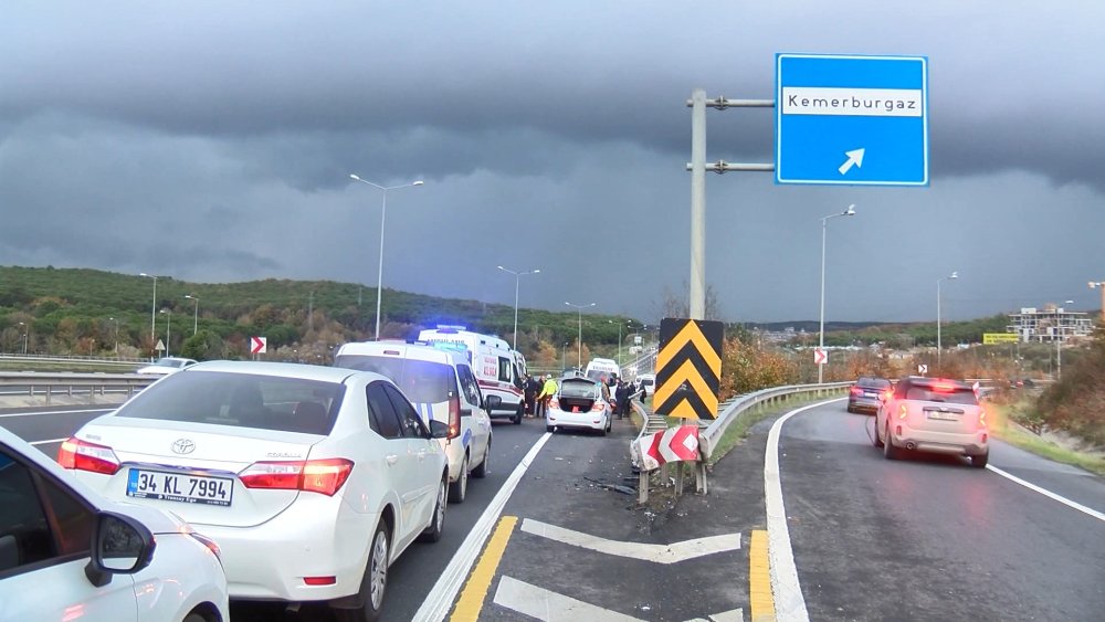 Servis minibüsü bariyerlere çarptı: 1'i ağır 6 yaralı