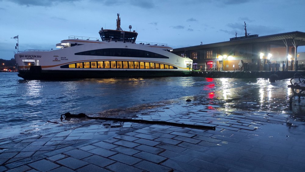 Vapur seferleri iptal edilince Marmaray ve metrobüste yoğunluk oluştu!