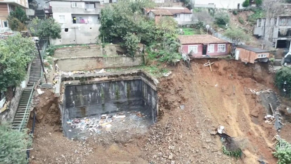 İlçede toprak kayması: Uçurumun kenarında asılı kaldılar