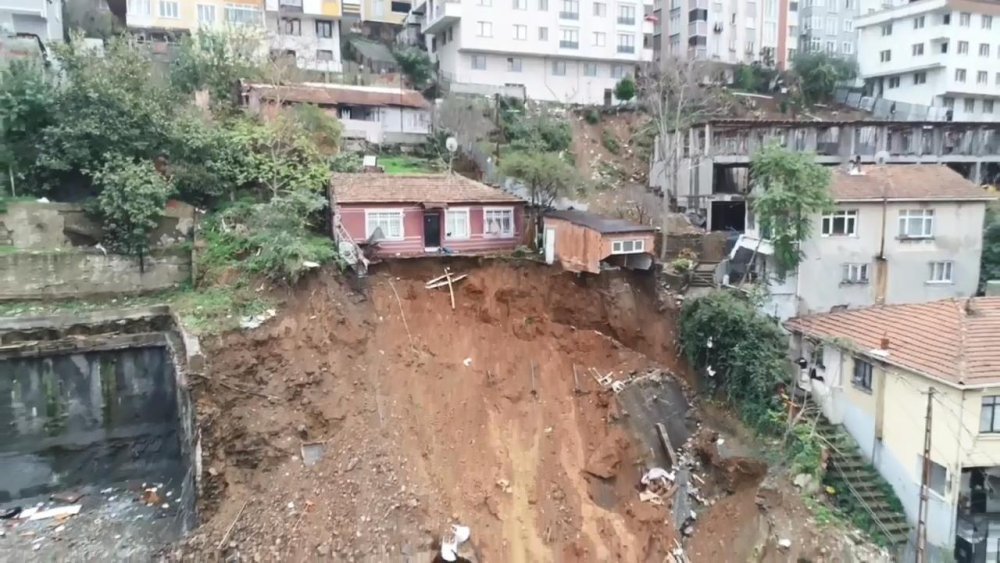 İlçede toprak kayması: Uçurumun kenarında asılı kaldılar
