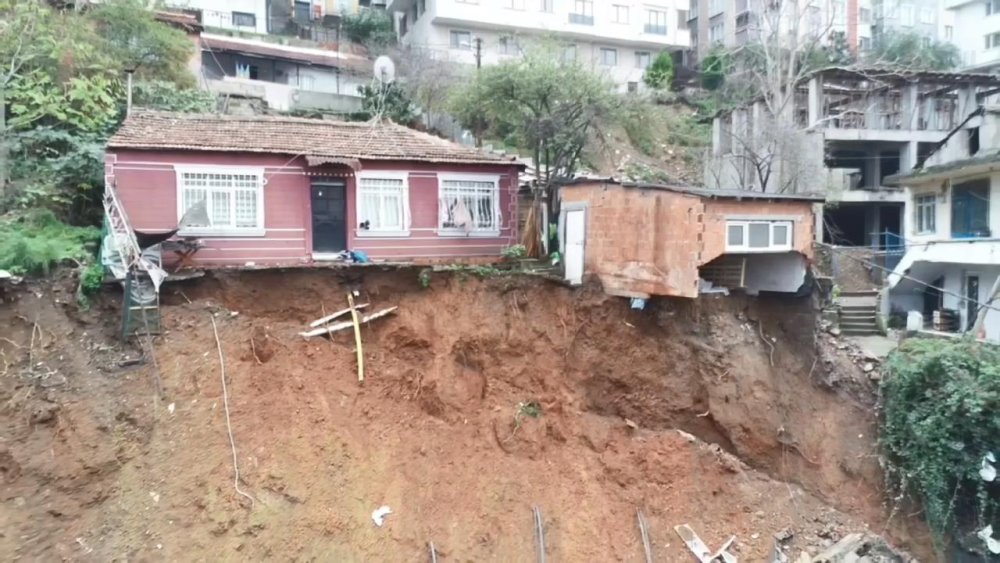 İlçede toprak kayması: Uçurumun kenarında asılı kaldılar