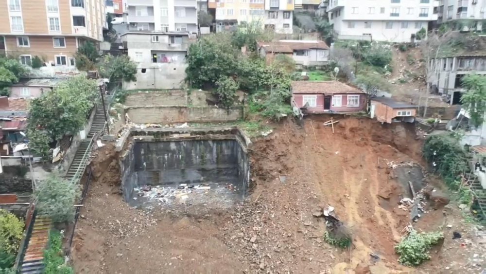 İlçede toprak kayması: Uçurumun kenarında asılı kaldılar