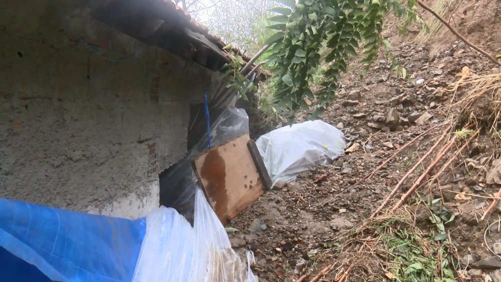 İlçede toprak kayması: Uçurumun kenarında asılı kaldılar