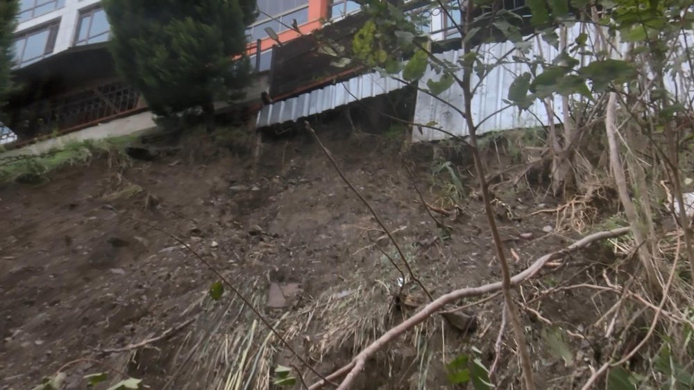 İlçede toprak kayması: Uçurumun kenarında asılı kaldılar