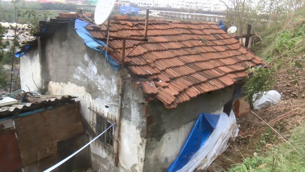 İlçede toprak kayması: Uçurumun kenarında asılı kaldılar