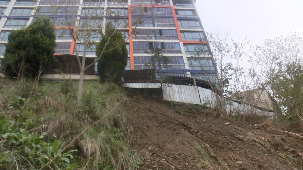 İlçede toprak kayması: Uçurumun kenarında asılı kaldılar