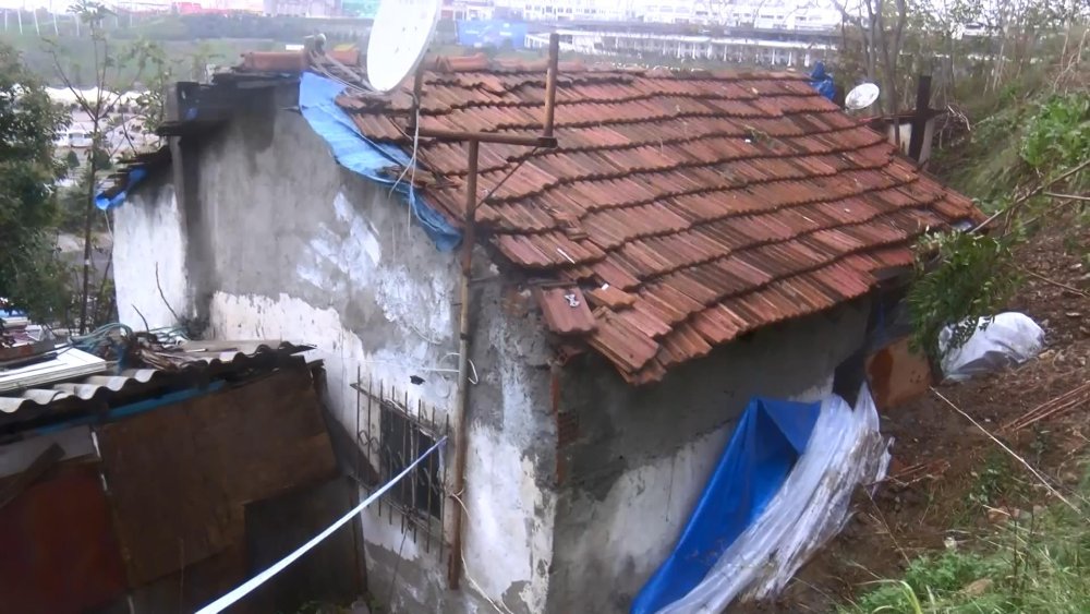 İlçede toprak kayması: Uçurumun kenarında asılı kaldılar