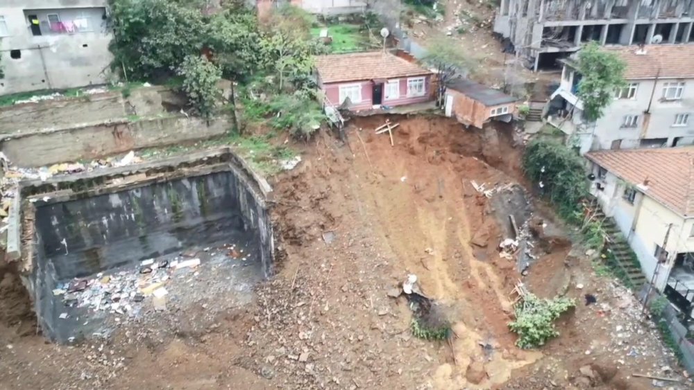 İlçede toprak kayması: Uçurumun kenarında asılı kaldılar