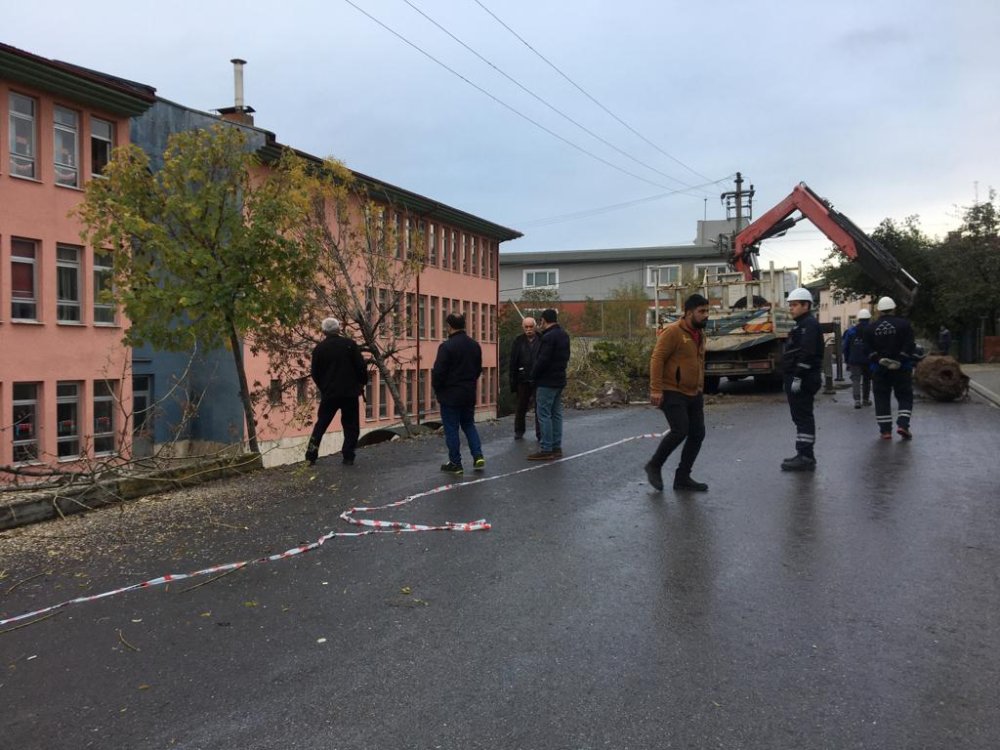 Okul bahçesinin istinat duvarı yıkıldı