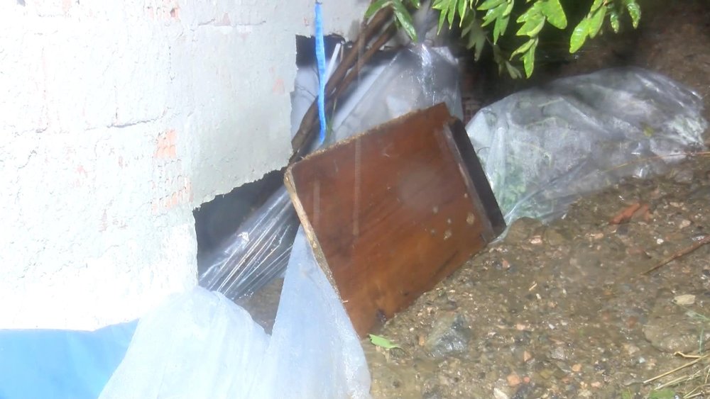 Toprak kayması nedeniyle çamurla dolan ev tahliye edildi