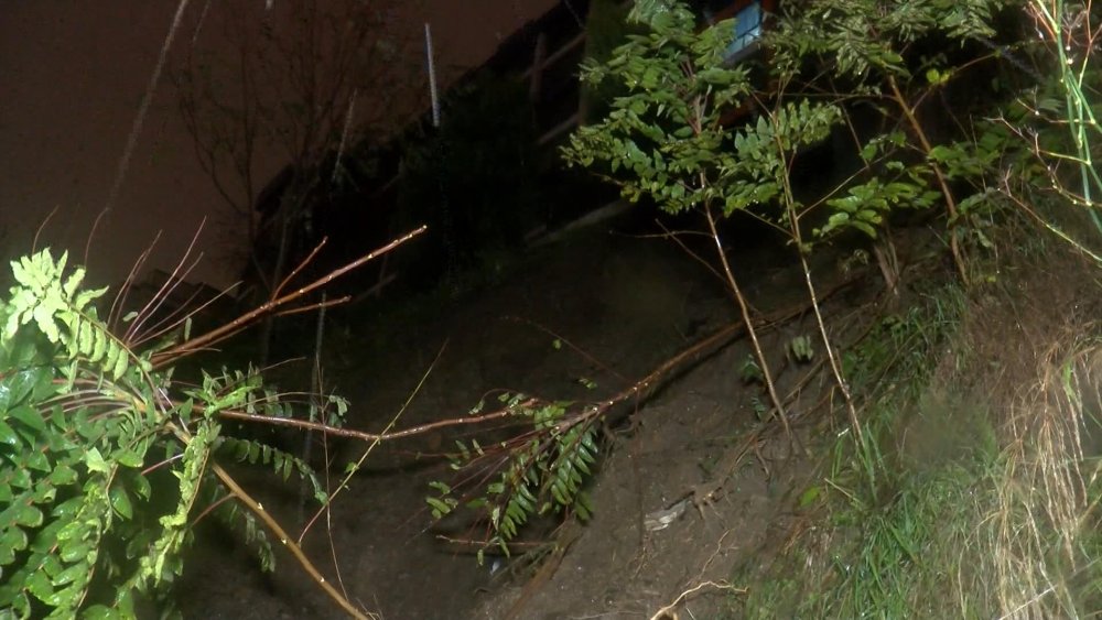 Toprak kayması nedeniyle çamurla dolan ev tahliye edildi