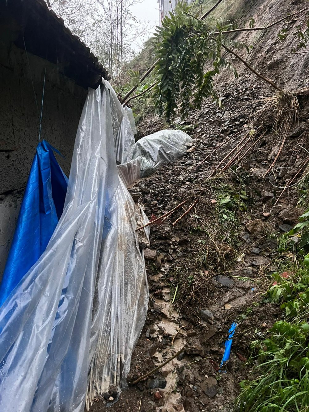 Toprak kayması nedeniyle çamurla dolan ev tahliye edildi