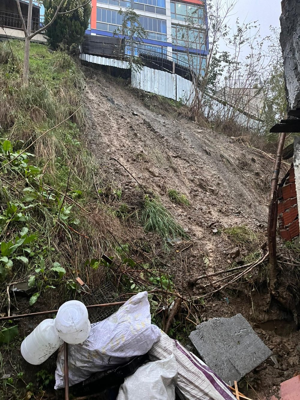Toprak kayması nedeniyle çamurla dolan ev tahliye edildi