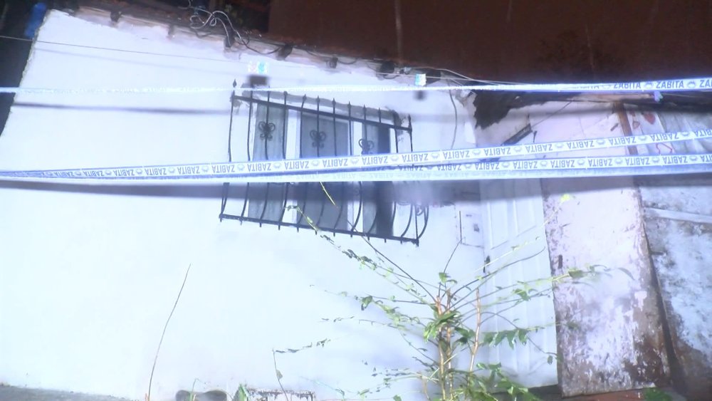 Toprak kayması nedeniyle çamurla dolan ev tahliye edildi