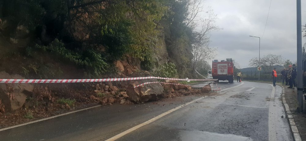 Yamaçtan düşen kaya parçası sürücüleri korkuttu