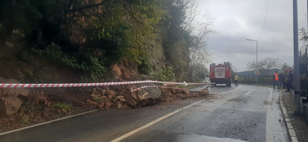 Yamaçtan düşen kaya parçası sürücüleri korkuttu