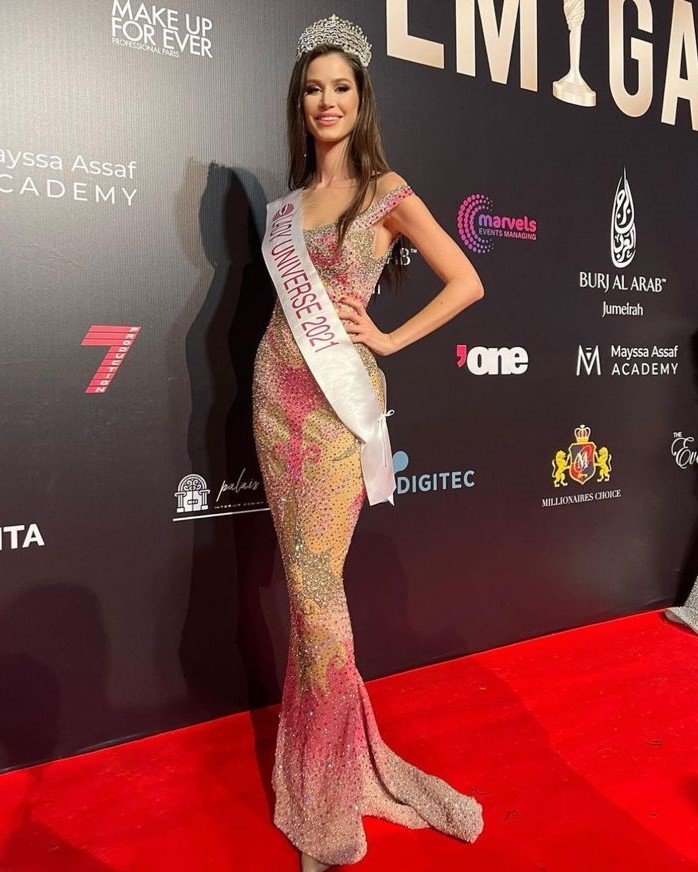 Ünlü top model kayıp mücevherlerinin peşinde