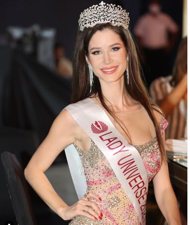 Ünlü top model kayıp mücevherlerinin peşinde