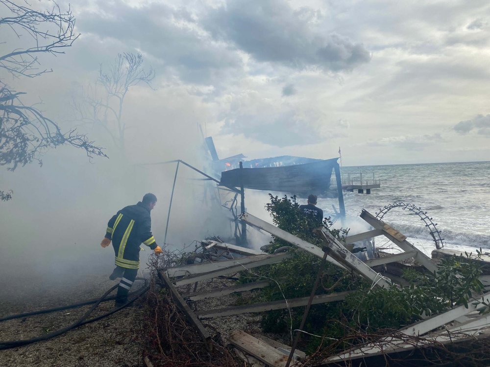 Çanakkale'de çıkan yangında restoran kül oldu