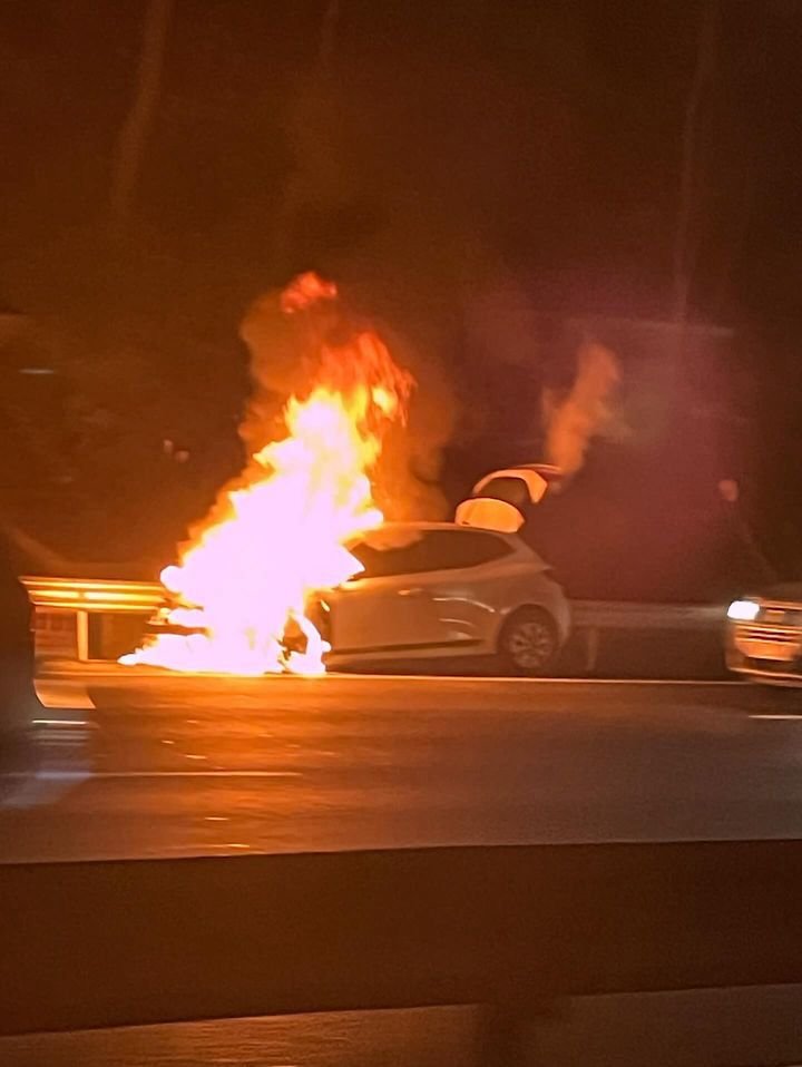 Otomobil köprü üzerinde alev alev yandı!