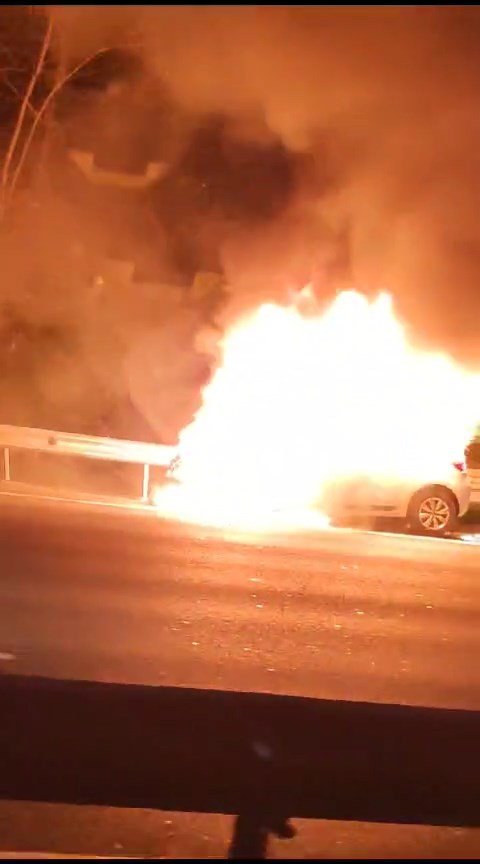 Otomobil köprü üzerinde alev alev yandı!