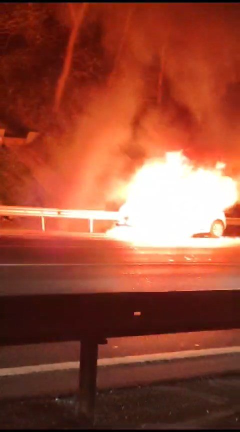 Otomobil köprü üzerinde alev alev yandı!