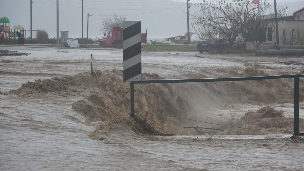 Çanakkale'de sağanak vurdu: Kepez Çayı taştı, tekneler zarar gördü