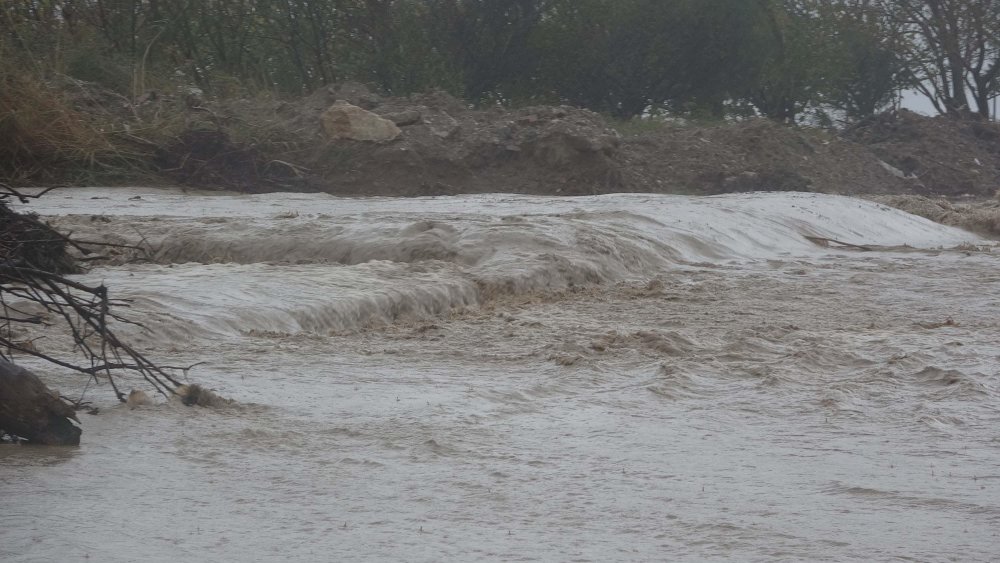Çanakkale'de sağanak vurdu: Kepez Çayı taştı, tekneler zarar gördü