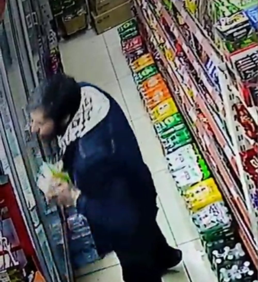 Hırsızlık anları kamerada: Tedavi olma bahanesiyle geldi, bilgisayar çaldı