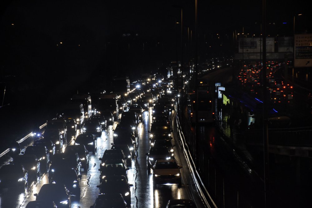 Yağmur yağdı, trafik kilit!