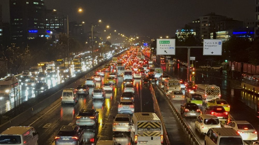 Yağmur yağdı, trafik kilit!