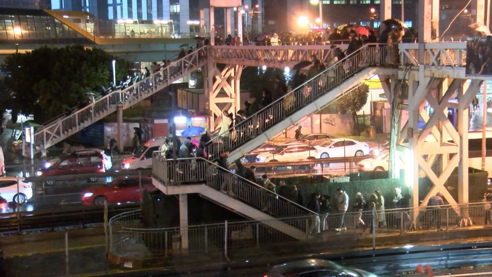 Yağmur yağdı, trafik kilit!