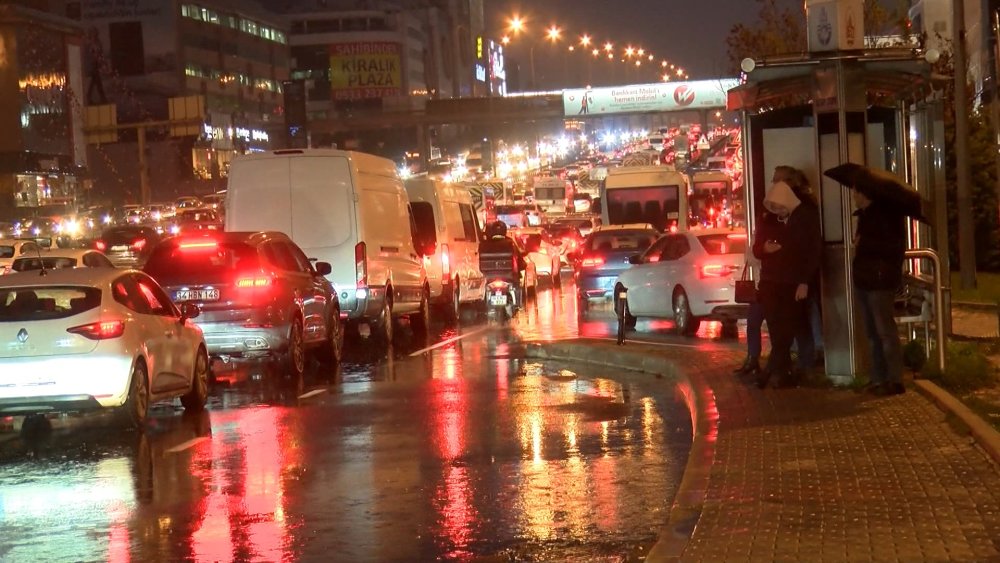 Yağmur yağdı, trafik kilit!