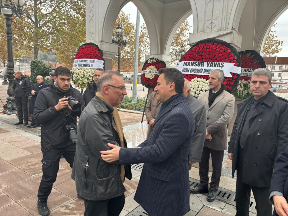 Ali Babacan'ın annesi, son yolculuğuna uğurlandı