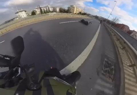 Büyükçekmece'de motosiklet kazası kamerada