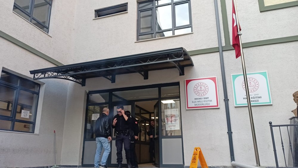 İstinat duvarı, Milli Eğitim Müdürlüğünün bahçesine çöktü!