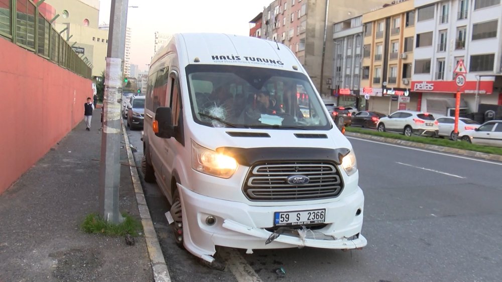 Taraftarlar birbirine girdi! Takım minibüsü taşlandı